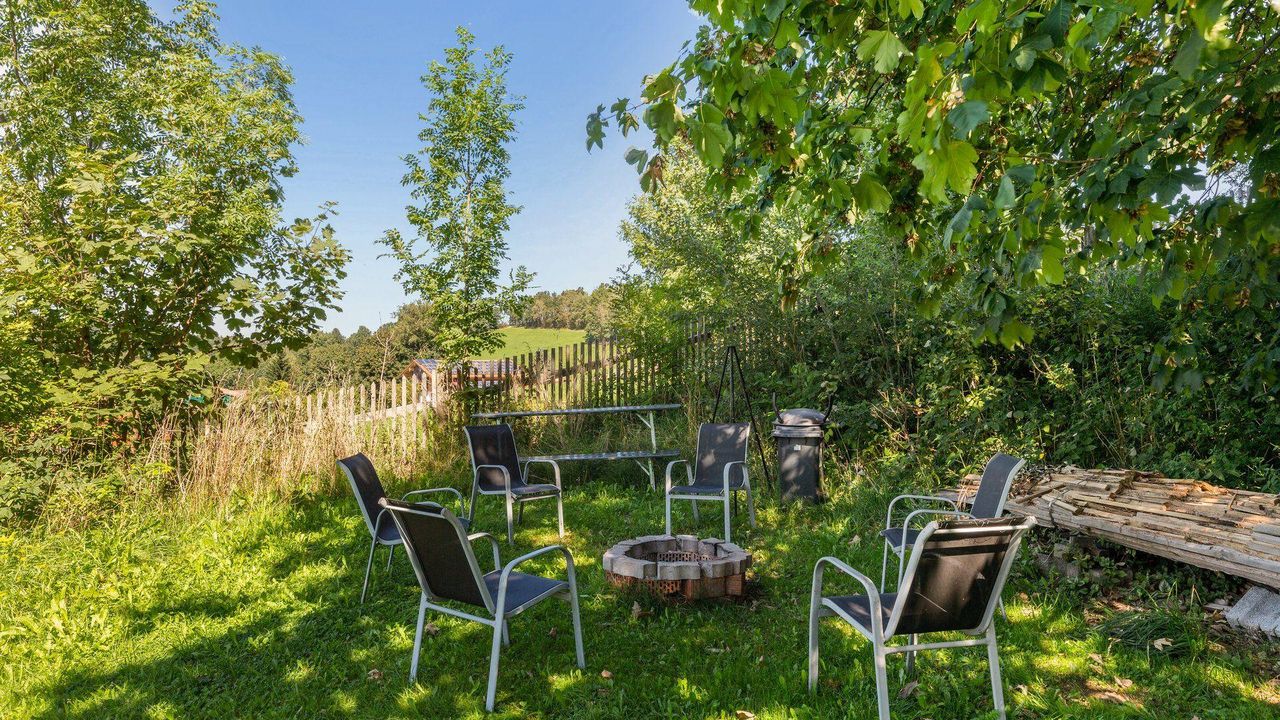 Lagerfeuerplatz mit Brennholz Lagerfeuerplatz mit Brennholz